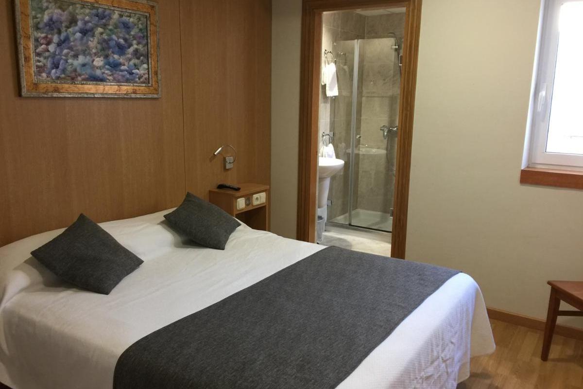 Iraipe Izaga Hostal Noáin Exteriör bild